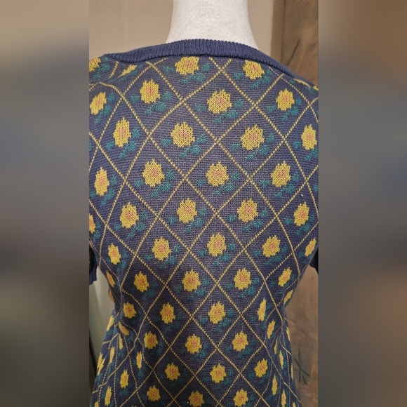 MODCLOTH Throwback Blooms Short Sleeve Sweater. Size small - Picture 8 of 12